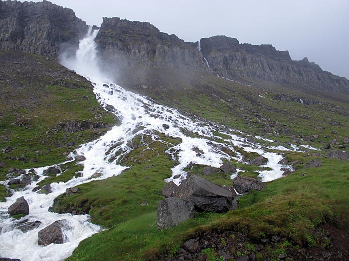 Djúpavík. REGEN REGEN REGEN REGEN. - Ich habe den Djúpavík Wasserfall noch nie mit soviel Wasser gesehen. (23.07.2012)