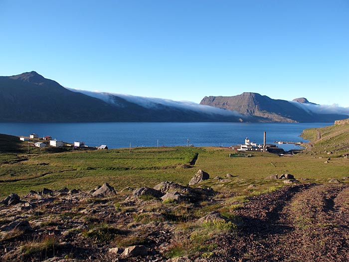 Djúpavík. Wanderung am Abend. - Blick zurück nach Djúpavík. Weiter ging es aber in die andere Richtung ... (01.08.2012)