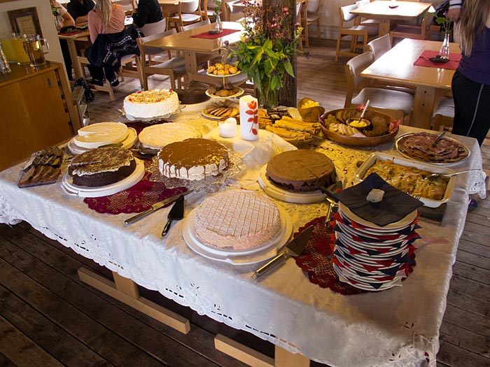 Djúpavík. Kökuhlaðborð, mit etwas Schweiz dabei. - Wie immer: Sehr gute Kuchen zum zweiwöchentlichen Kuchenbuffet! Aber diesmal mit einem ganz besonderen Kuchen - einer "<a href='http://de.wikipedia.org/wiki/Zuger_Kirschtorte' target='_blank' class='linksnormal'>Zuger Kirschtorte</a>" (vorne), gebacken von Marianne! (05.08.2012)