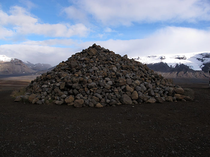Reykjavík. Haustferð - Herbstfahrt. IV. - Auf dem Rückweg gab es diesen Steinhaufen. Einen Stein soll man drauf werfen. Aha, ich habs gemacht. Aber bewirkt hat es nichts!? (08.09.2012)