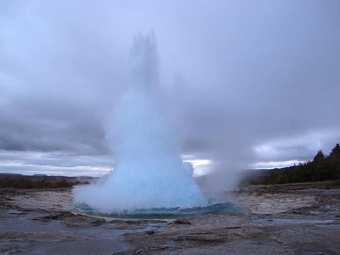 Reykjavík. Golden Circle, but different. - Our last stop: <a href='http://en.wikipedia.org/wiki/Strokkur' target='_blank' class='linksnormal'>Strokkur</a> (Geysir)! (26 September 2012)