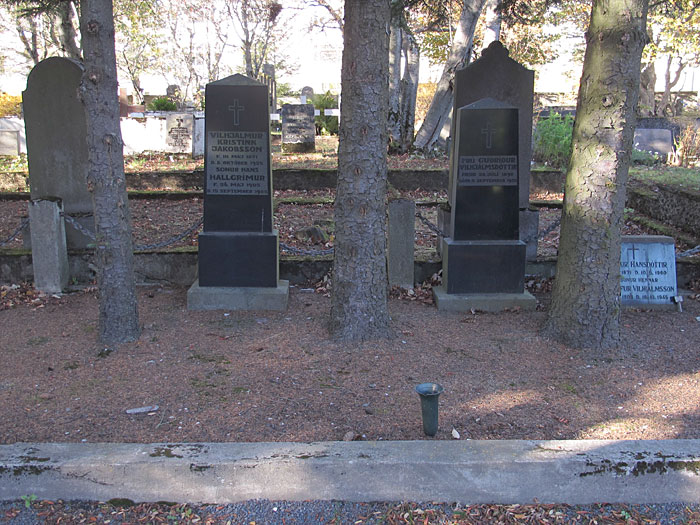 Reykjavík. Friedhof 'Hólavallagarður' im Herbst. - Nachdenken ... I. (Weitere Bilder des Friedhofes <a href='https://www.claus-in-iceland.com/12-03/b4911.php' target='_blank' class='linksnormal'>hier</a>, aufgenommen im März 2012). (04.10.2012)