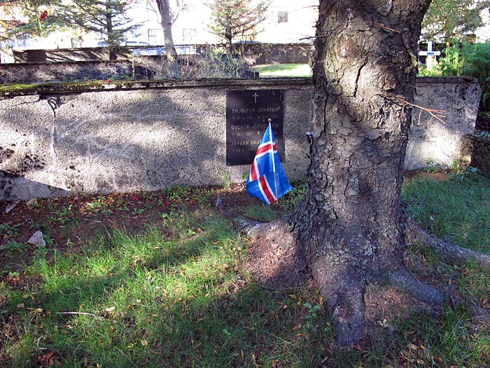 Reykjavík. Friedhof 'Hólavallagarður' im Herbst. - Nachdenken ... II. (Weitere Bilder des Friedhofes <a href='https://www.claus-in-iceland.com/12-03/b4911.php' target='_blank' class='linksnormal'>hier</a>, aufgenommen im März 2012). (04.10.2012)