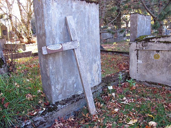 Reykjavík. Friedhof 'Hólavallagarður' im Herbst. - Nachdenken ... III. (Weitere Bilder des Friedhofes <a href='https://www.claus-in-iceland.com/12-03/b4911.php' target='_blank' class='linksnormal'>hier</a>, aufgenommen im März 2012). (04.10.2012)