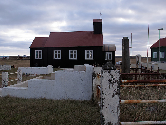 Halbinsel Reykjanes. Kleine Rundreise. - Die Ortschaft <a href='http://de.wikipedia.org/wiki/Hafnir' target='_blank' class='linksnormal'>Hafnir</a>, weiter südlich, mit etwa 110 Einwohnern und ... (04.11.2012)