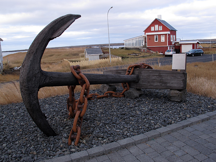 Halbinsel Reykjanes. Kleine Rundreise. - ... einem 3.000 kg schweren Anker des Geisterschiffes Jamestown, welches hier vor der Küste 1870 standete - ohne Besatzung. (04.11.2012)