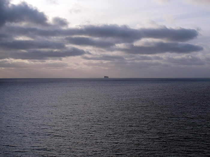 Halbinsel Reykjanes. Kleine Rundreise. - Eldey, etwa 14 km entfernt. (04.11.2012)