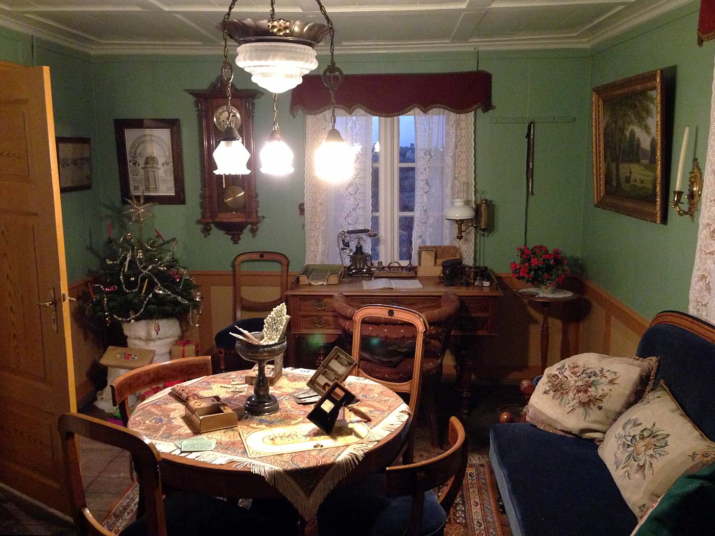Reykjavík. Árbær Open Air Museum. - A living room (two years ago this room looked like <a href='https://www.claus-in-iceland.com/09-12/b3052e.php' target='_blank' class='linksnormal'>this</a>). (9 December 2012)