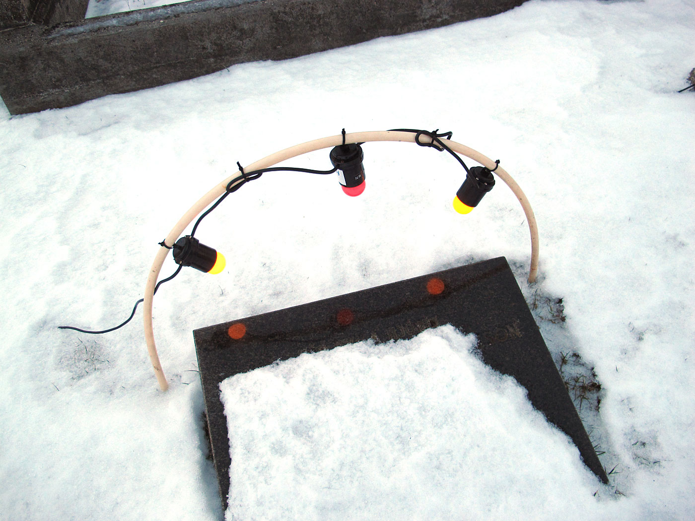 Miðnes. Kurzausflug. - Kálftarneskirkja. I. Friedhof. Grab. (30.12.2012)