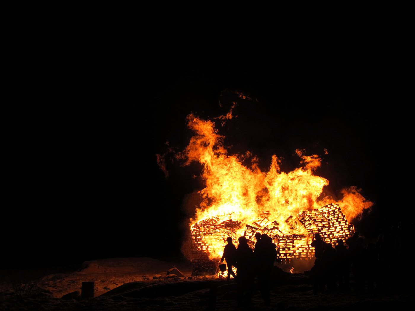 Kópavogur. Der letzte Abend in 2012. - Ein grosses "Lager"-Feuer. I. (31.12.2012)