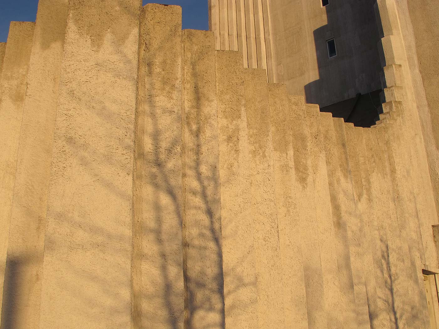 Reykjavík. Hallgrímskirkja, um die Kirche herum. - Bei Sonnenschein einmal um die Kirche herum geangen. Und dabei ein paar Fotos gemacht. VIII. (12.01.2013)