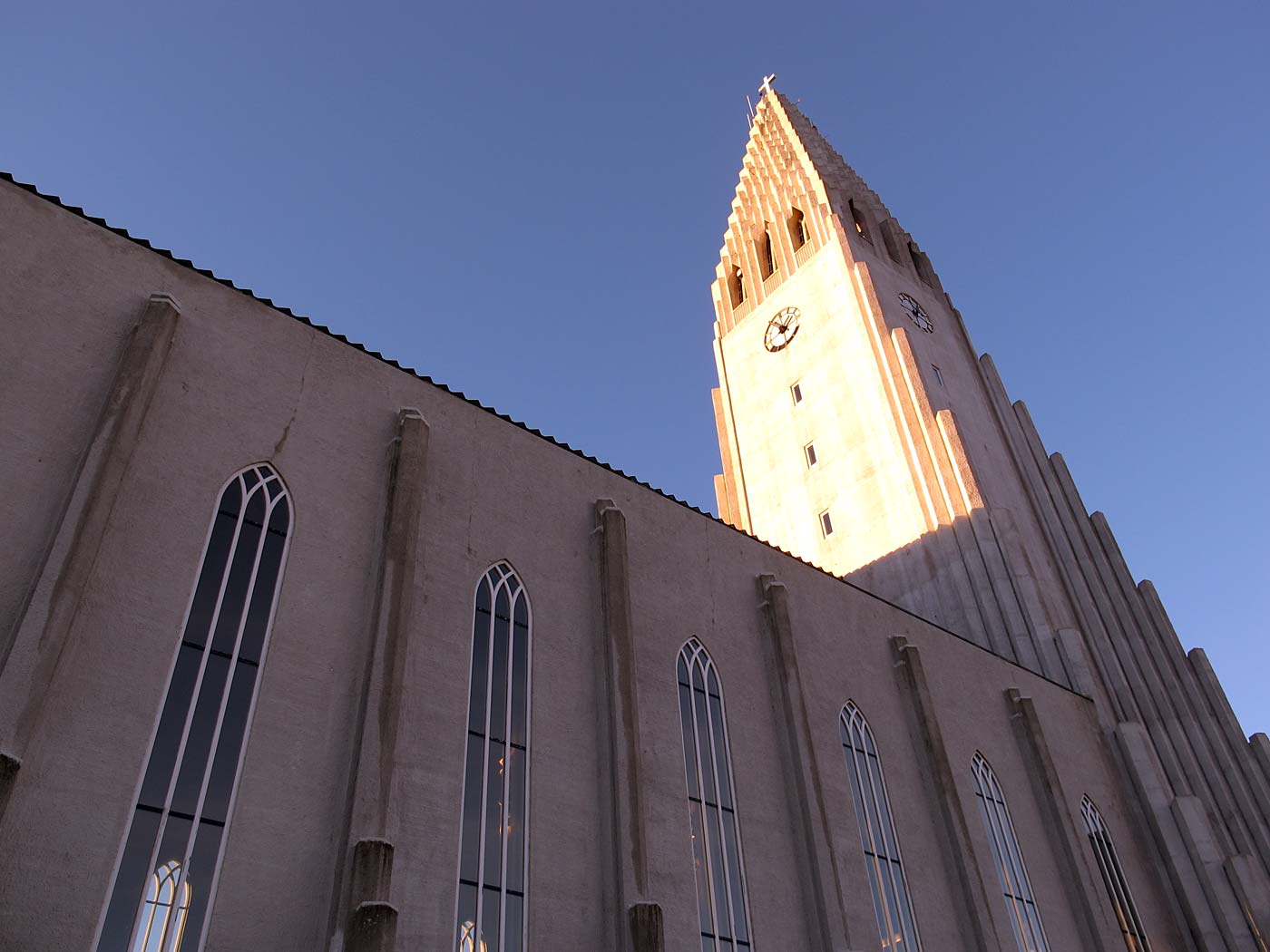 Reykjavík. Hallgrímskirkja, um die Kirche herum. - Bei Sonnenschein einmal um die Kirche herum geangen. Und dabei ein paar Fotos gemacht. XV. (12.01.2013)
