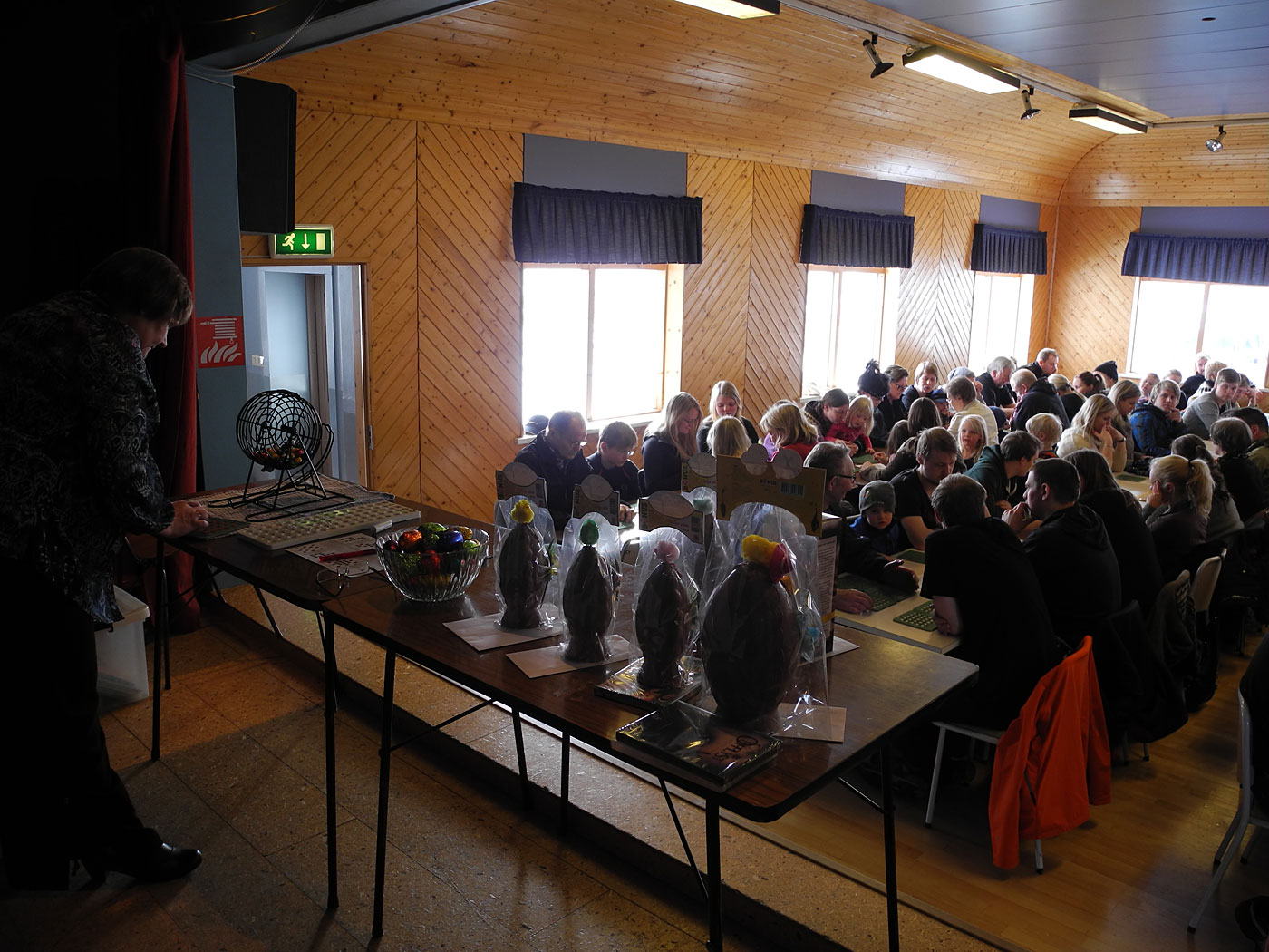 Djúpavík. An Ostern in Djúpavík. Samstag. II. - Das jährliche Oster-BINGO von Árnehreppur. Letzte Vorbreitungen bei vollem Haus. (30.03.2013)