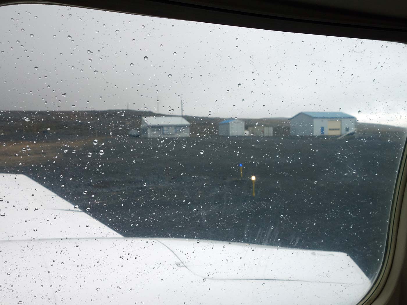 Zwischen Djúpavík und Reykjavík. Ein Flug. - Im Flugzeug ... und der Blick auf die Gebäude des Flugplatzes Gjögur. (30.05.2013)
