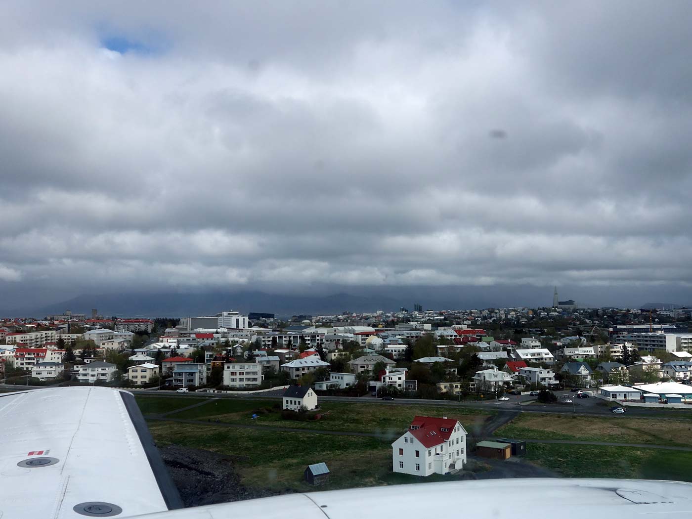 Zwischen Djúpavík und Reykjavík. Ein Flug. - Nur 40 Minuten später schon über Reykjavík. (30.05.2013)