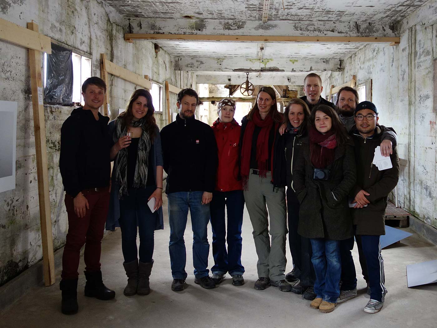 Djúpavík. Vorbereitungen für die Ausstellung 'STEYPA'. - Die Jungs und Mädels der <a href='http://www.seeds.is' target='_blank' class='linksnormal'>SEEDS</a> Gruppe haben mir viel geholfen - ohne deren Hilfe wäre die Ausstellungseröffnung nicht möglich gewesen! TAKK FYRIR! II. (Petra hatte dieses Bild aufgenommen). (26.05. bis 01.06.2013)