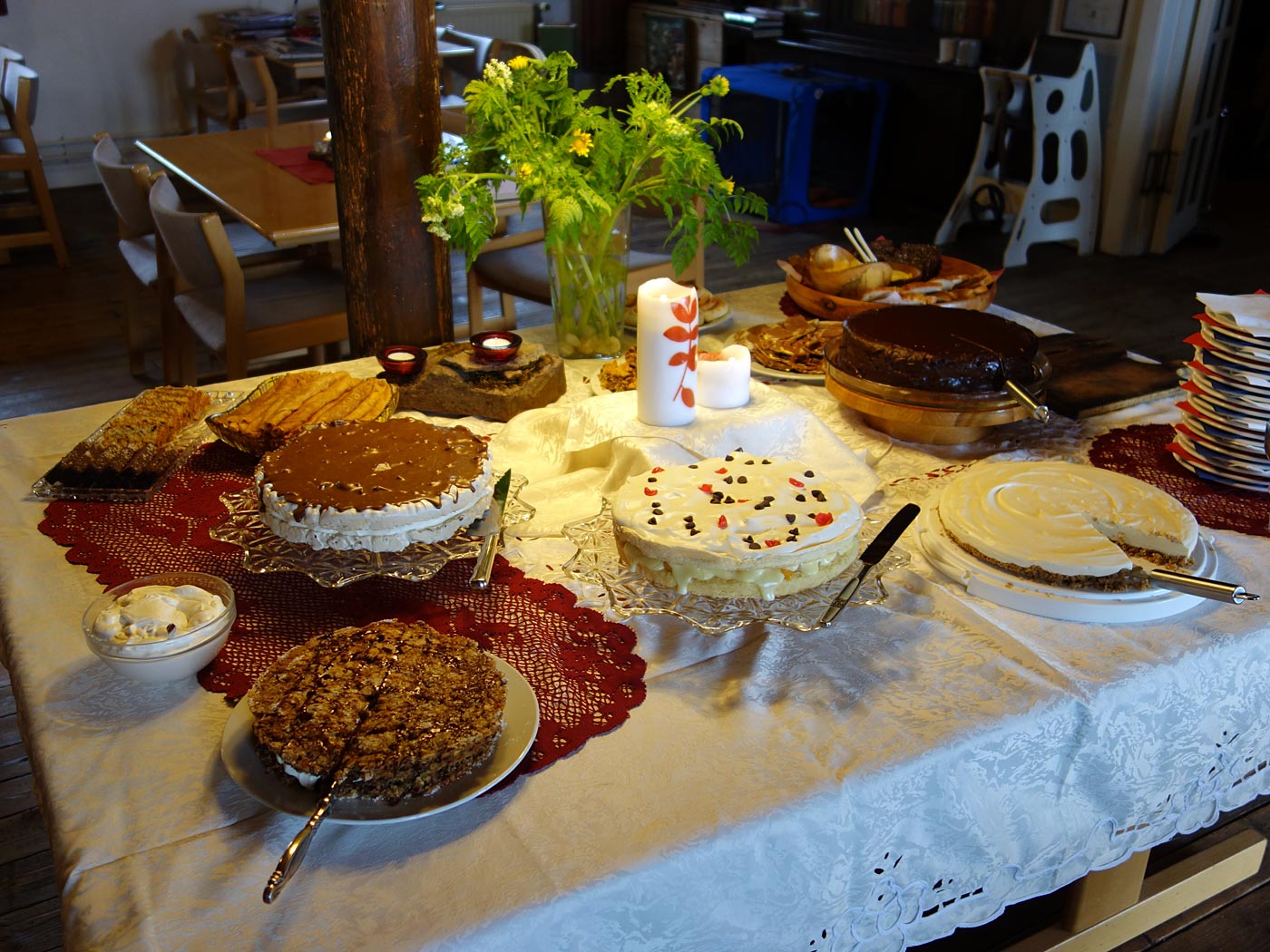 Djúpavík. Verschiedenes LVI. - Unser erstes Kuchenbuffet im Sommer 2013! Lecker, lecker ... (01. bis 09.06.2013)
