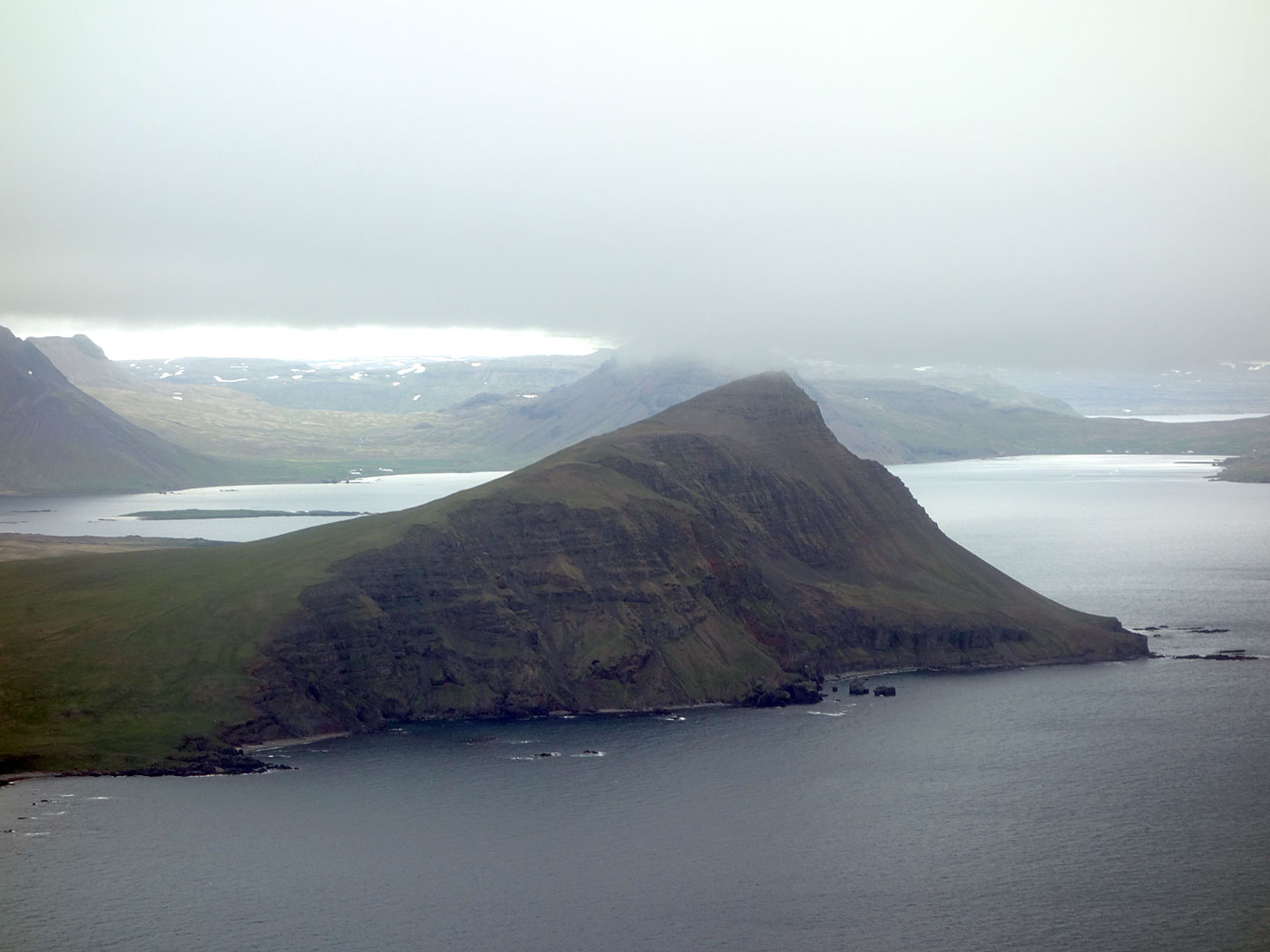 Zwischen Djúpavík und Reykjavík. Ein Flug. - Hügel Reykjarneshyrna. (01.07.2013)
