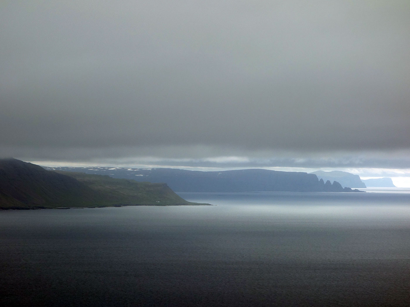 Zwischen Djúpavík und Reykjavík. Ein Flug. - Blick in Richtung Norden ... (01.07.2013)