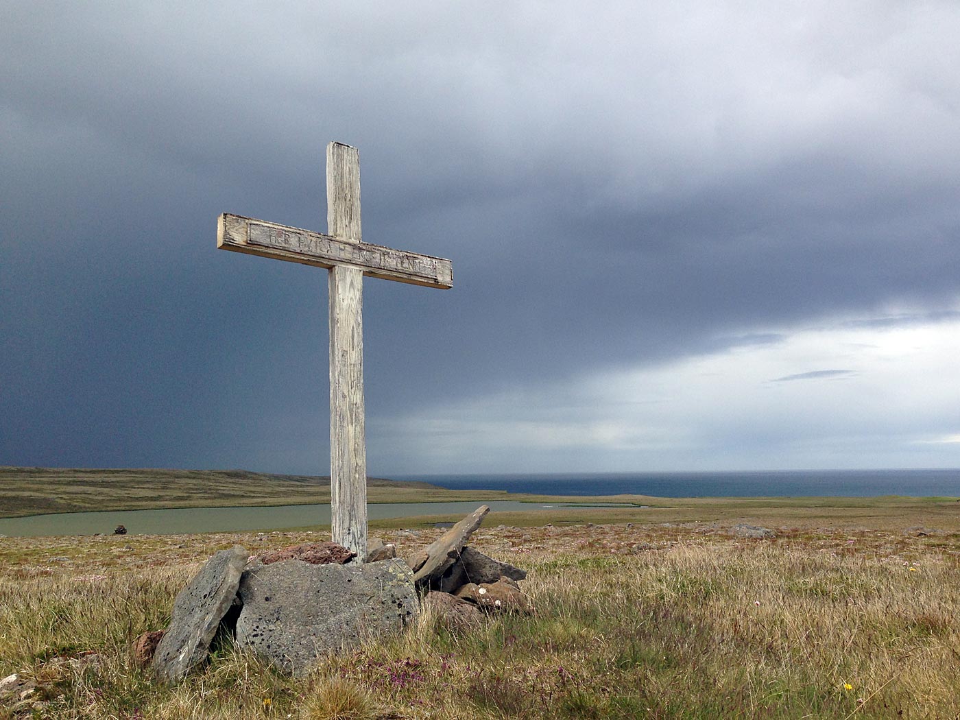 Rund um Island. Tag V. Nur Langanes. - Wandern heute. IX. Ein Kreuz um an elf englische Männer zu erinnern, die vor vielen Jahren hier in der Nähe auf rauher See umgekommen sind. (06.07.2013)