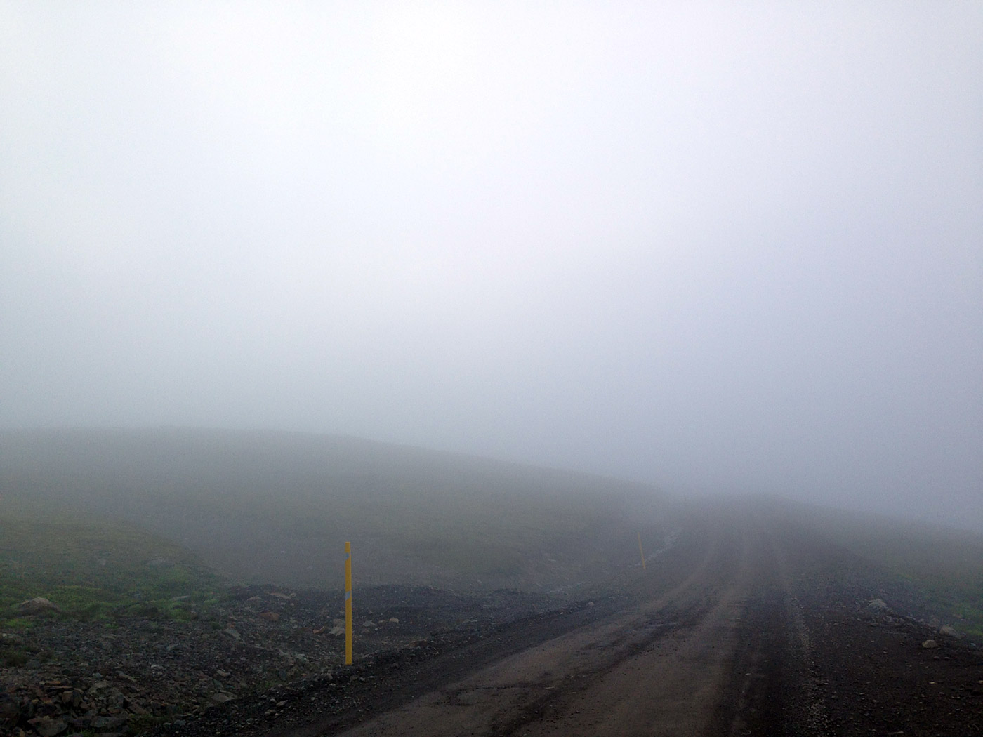 Rund um Island. Tag VII. Siglufjörður - Djúpavík. - Auf dem Weg nach Djúpavík - und hier schon der letzte Pass vor Djúpavík. Im Nebel. (08.07.2013)