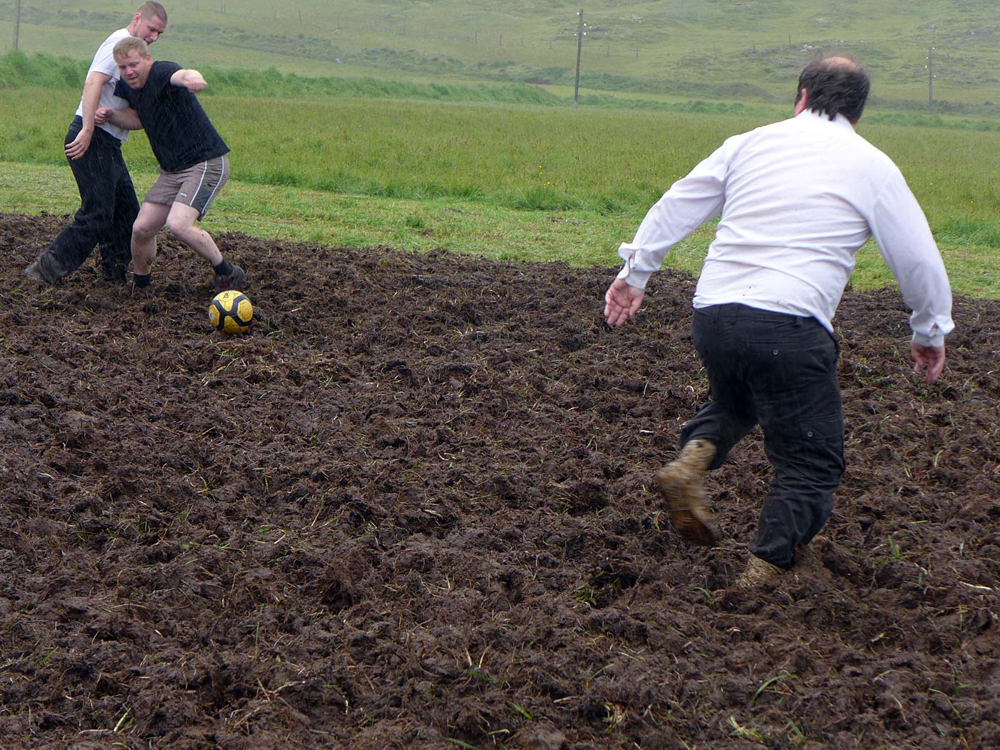 Djúpavík. Verschiedenes LXIV. - 'Mýrarbolti' (oder auch <a href='http://de.wikipedia.org/wiki/Swamp_football' target='_blank' class='linksnormal'>Matschfussball</a>), das erste Turnier in der Region. Mehr Bilder vom 'Turnier' nach dem nächsten Bild ... (01. bis 04.08.2013)