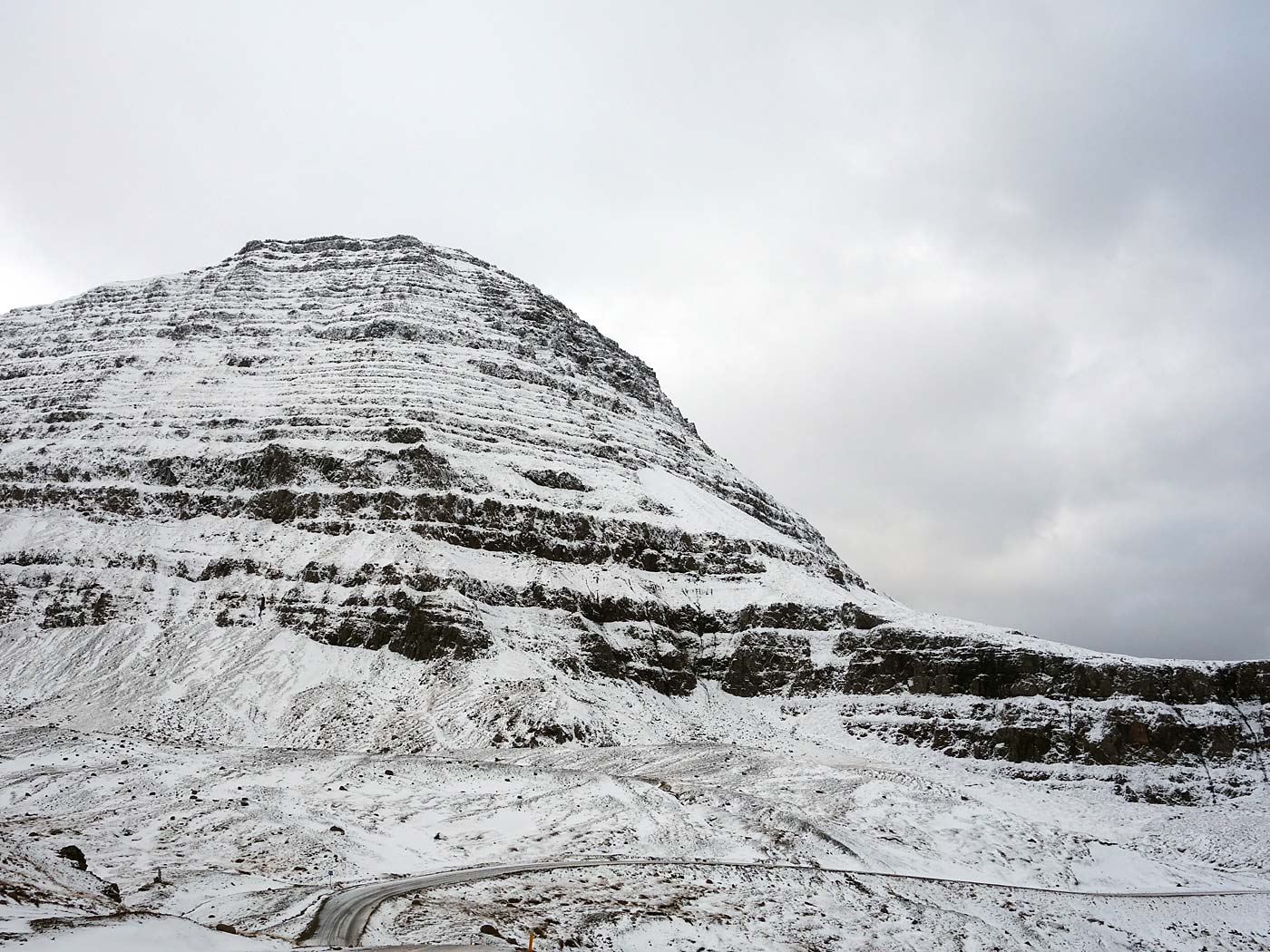 Djúpavík. Ein Tag im Norden. - Berg Sætrafjall. (<a href='http://www.grapevine.is/Travel/ReadArticle/Home-To-The-Loneliest-Hotel-In-The-World' target='_blank' class='linksnormal'>Artikel</a> über diesen Ausflug auf Reykjavík Grapevine). (05.10.2013)