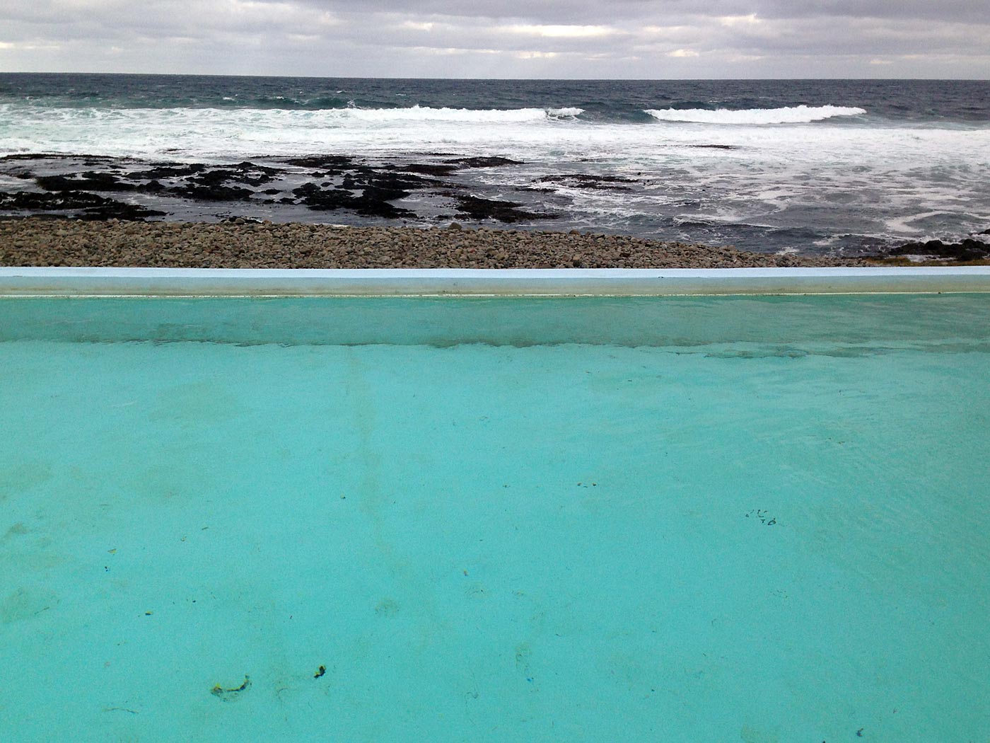 Djúpavík. Ein Tag im Norden. - Schwimmbad Krossnes. II. (<a href='http://www.grapevine.is/Travel/ReadArticle/Home-To-The-Loneliest-Hotel-In-The-World' target='_blank' class='linksnormal'>Artikel</a> über diesen Ausflug auf Reykjavík Grapevine). (05.10.2013)