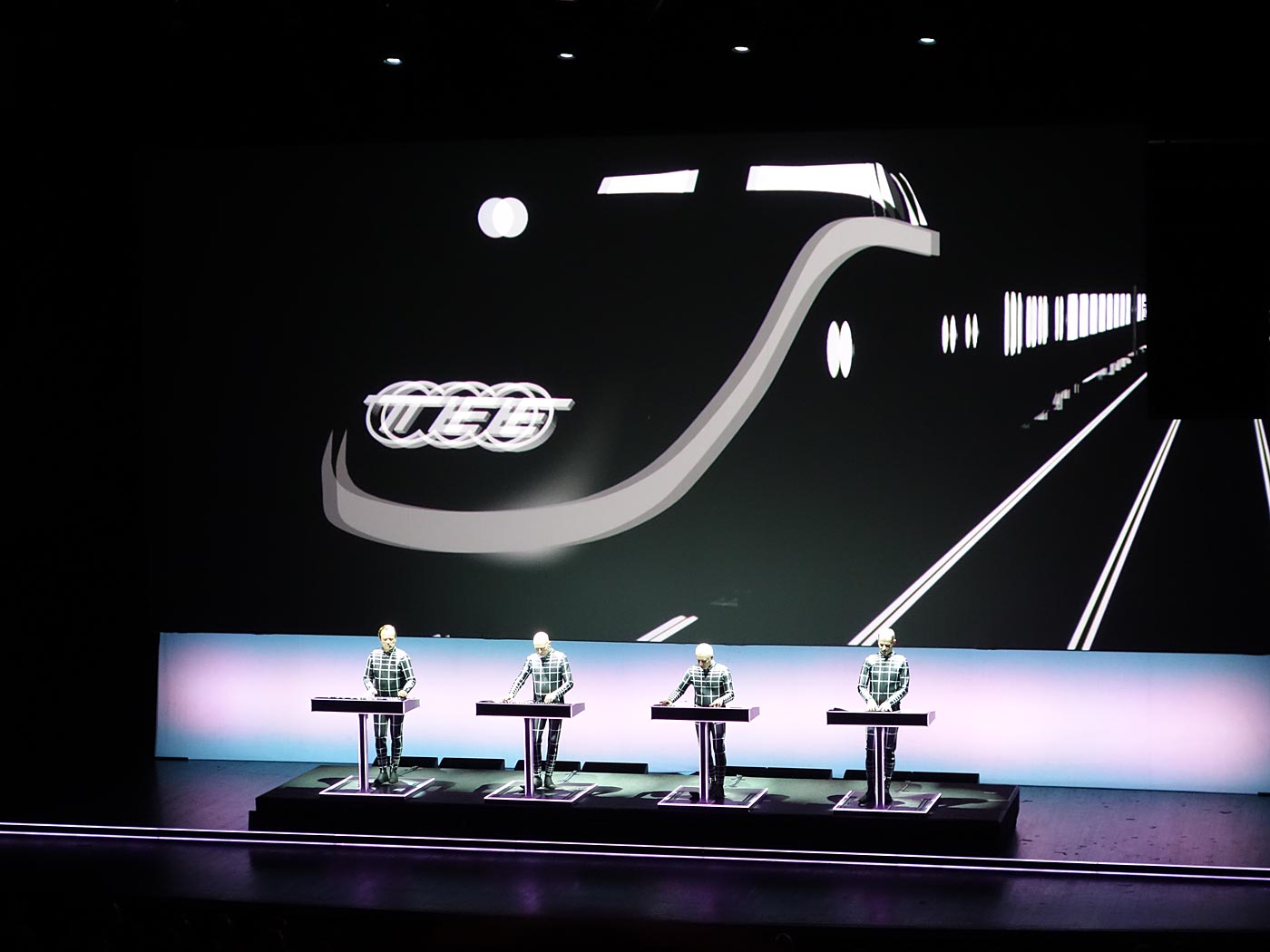 Reykjavík. KRAFTWERK - live in der HARPA. - <a href='http://kraftwerk.com' target='_blank' class='linksnormal'>KRAFTWERK</a> - 'Trans-Europe Express'. (03.11.2013)