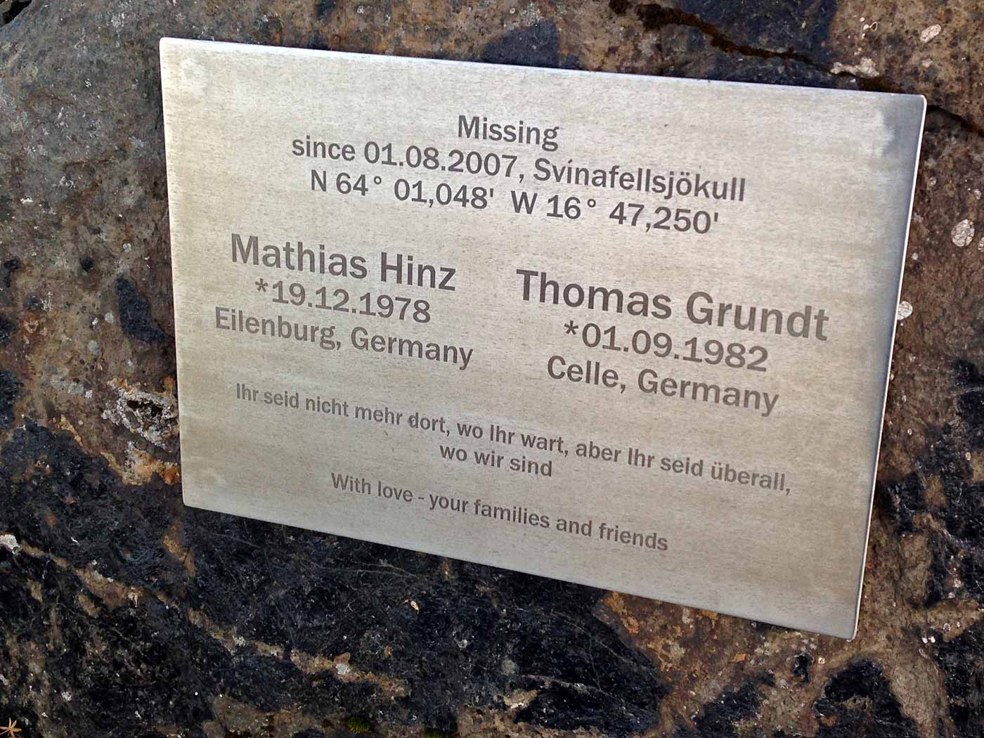 Südosten. Skaftafell, Svínafellsjökull. - Gletscherzunge Svínafellsjökull. Etwas sehr trauriges: Seit August 2007 werden Matthias Hinz und Thomas Grundt vermisst - sie waren auf diesem Getscher untwegs. Vermutlich sind sie in eine Gletscherspalte gefallen ... Dieses Schild erinnert an die zwei Männer. :-(. Weitere Informationen über die Suche nach den zwei Männern auf <a href='http://icelandreview.com/icelandreview/deutsch/nachrichten/?cat_id=66878&ew_0_a_id=368413' target='_blank' class='linksnormal'>Iceland Review Online</a>. (16.11.2013)