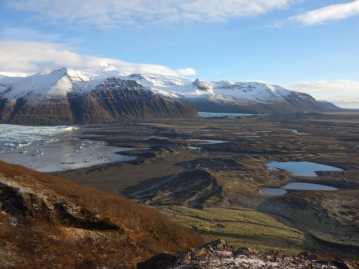 Skaftafell. (Schöne) Wanderung zum Wasserfall Svartifoss. - Links Ausläufer der Gletscherzunge <a href='http://de.forvo.com/word/skaftafellsjkull/' target='_blank' class='linksnormal'>Skaftafellsjökull</a>, etwas weiter dann die Gletscherzunge Svínafellsjökull, dazwischen der  Berg Hafrafell. Und sonst nur Schönheit ... (16.11.2013)