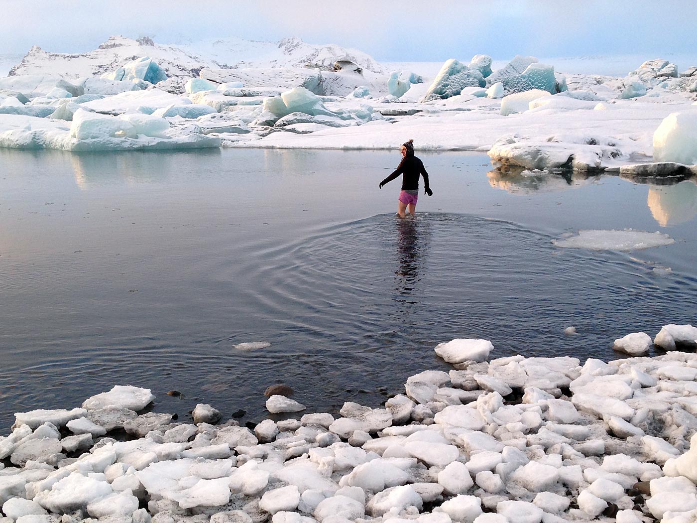 Jökulsárlón. Eis. II. - <a href='http://de.wikipedia.org/wiki/Jökulsárlón' target='_blank' class='linksnormal'>Jökulsárlón</a>, Gletscherlagune. ... ging tatsächlich in das Wasser! (16.11.2013)
