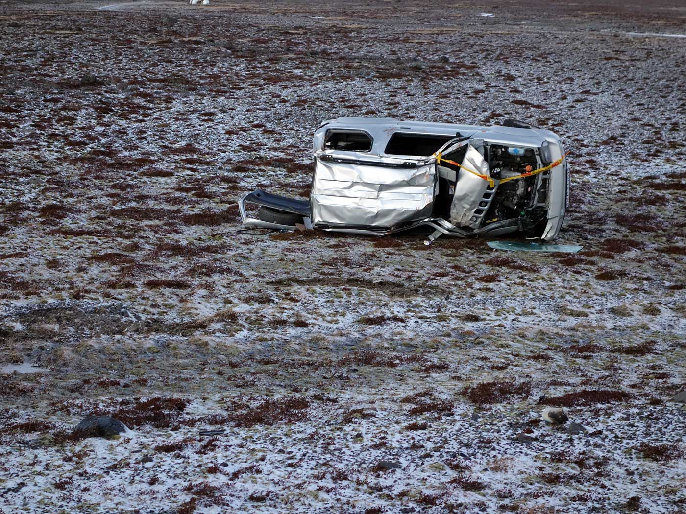 Südosten. Zurück nach Skaftafell ... - Bitte vorsichtig fahren, damit euch nicht sowas passiert! Bitte auch diese wichtigen Informationen zum Thema '<a href='http://www.safetravel.is/driving/driving-in-iceland/' target='_blank' class='linksnormal'>Autofahren in Island</a>' lesen. (16.11.2013)