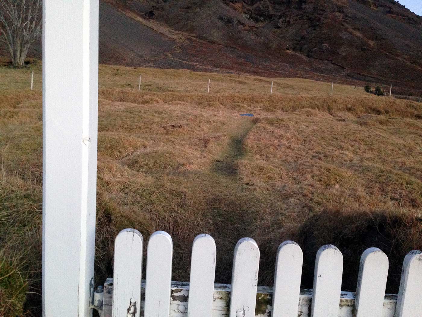 Südosten. Zurück nach Skaftafell ... - Noch ein Zwischenstop bei der verlassenen Farm und einem alten Friedhof '<a href='http://www.nat.is/travelguideeng/plofin_sandfell_oeraefi.htm' target='_blank' class='linksnormal'>Sandfell</a>' (und '<a href='http://vikingexplorer.wordpress.com/2012/08/13/on-gendered-landscape/' target='_blank' class='linksnormal'>hier</a>'). (16.11.2013)