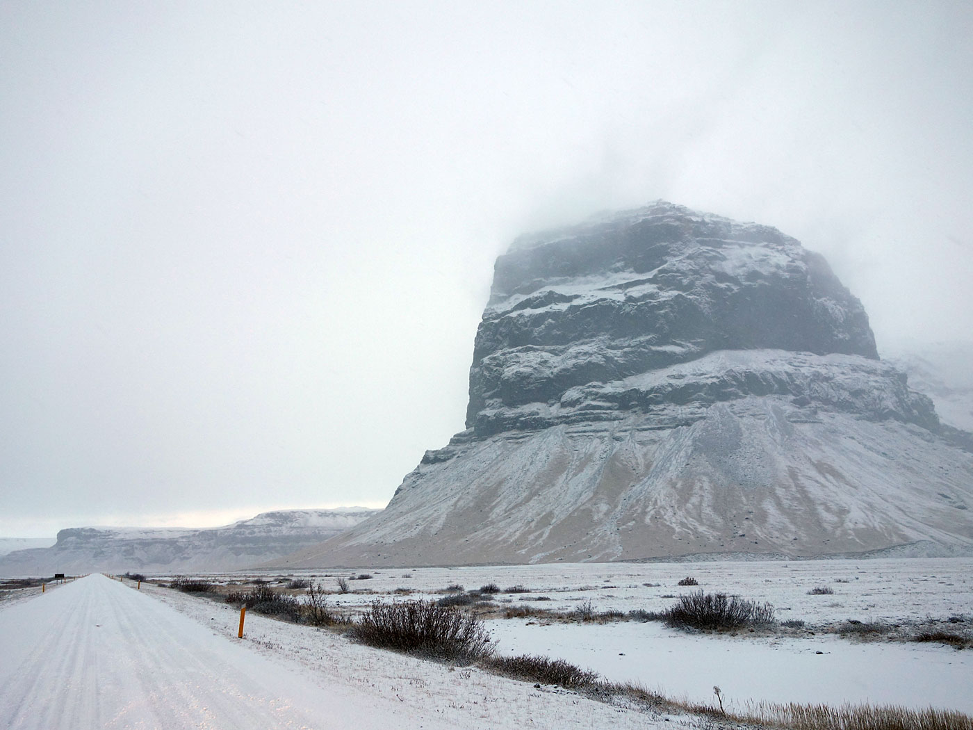 Skaftafell bis Kirkjubæjarklaustur. - VI. <a href='http://www.klaustur.is/Ferdathjonusta/English/Interesting_places/Lomagnupur' target='_blank' class='linksnormal'>Lómagnúpur</a>. (17.11.2013)