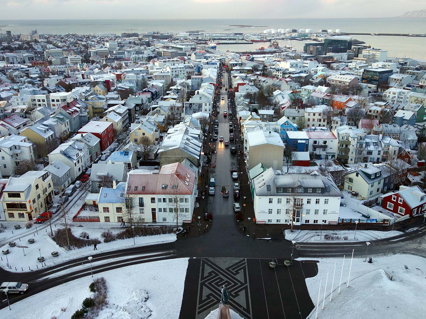 Reykjavík. Kirche Hallgrímskirkja - von oben. - Blick vom Turm der Kirche <a href='http://de.wikipedia.org/wiki/Hallgr%C3%ADmskirkja' target='_blank' class='linksnormal'>Hallgrímskirkja</a>. I. (09.12.2013)
