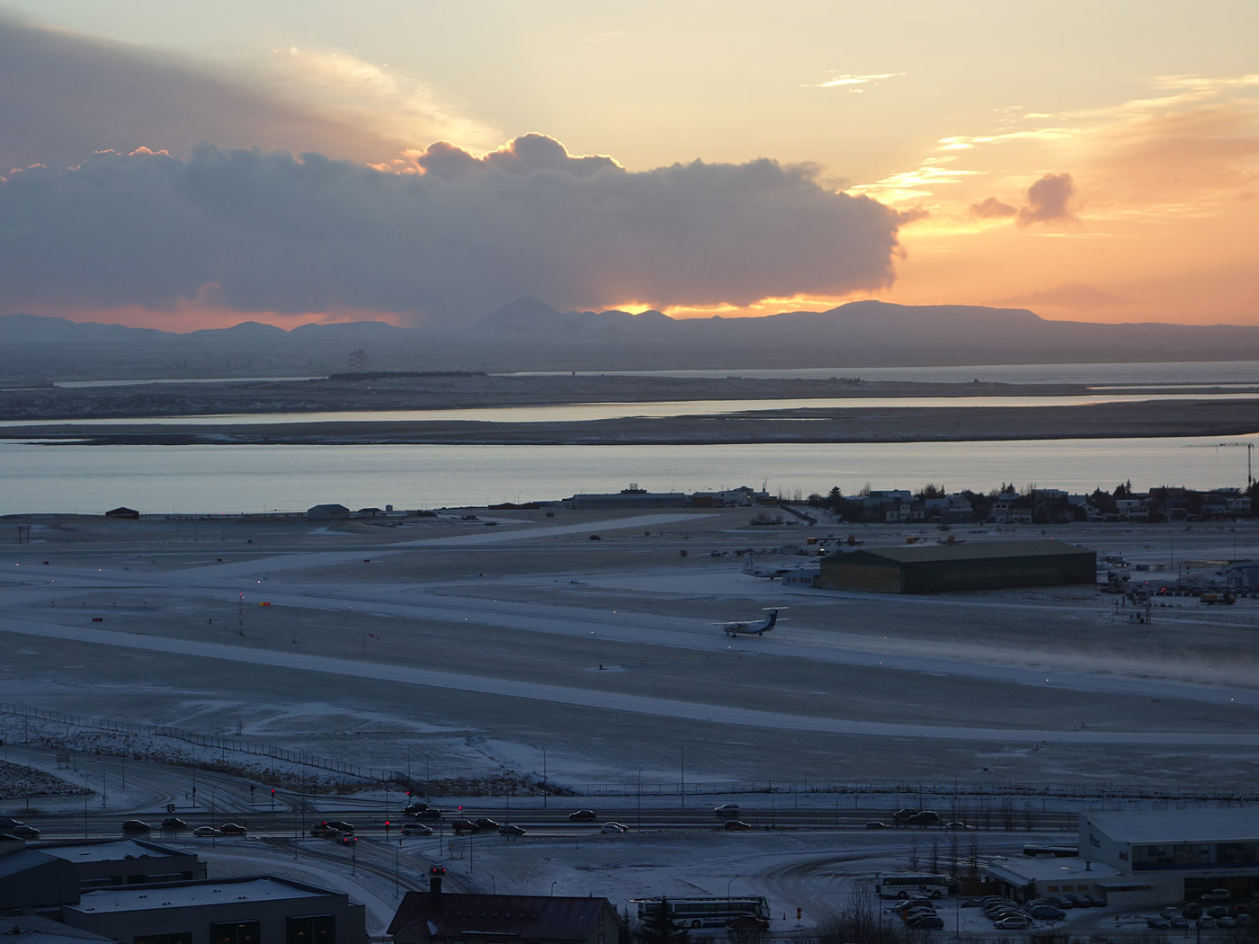 Reykjavík. Kirche Hallgrímskirkja - von oben. - Blick vom Turm der Kirche <a href='http://de.wikipedia.org/wiki/Hallgr%C3%ADmskirkja' target='_blank' class='linksnormal'>Hallgrímskirkja</a>. VII. (09.12.2013)