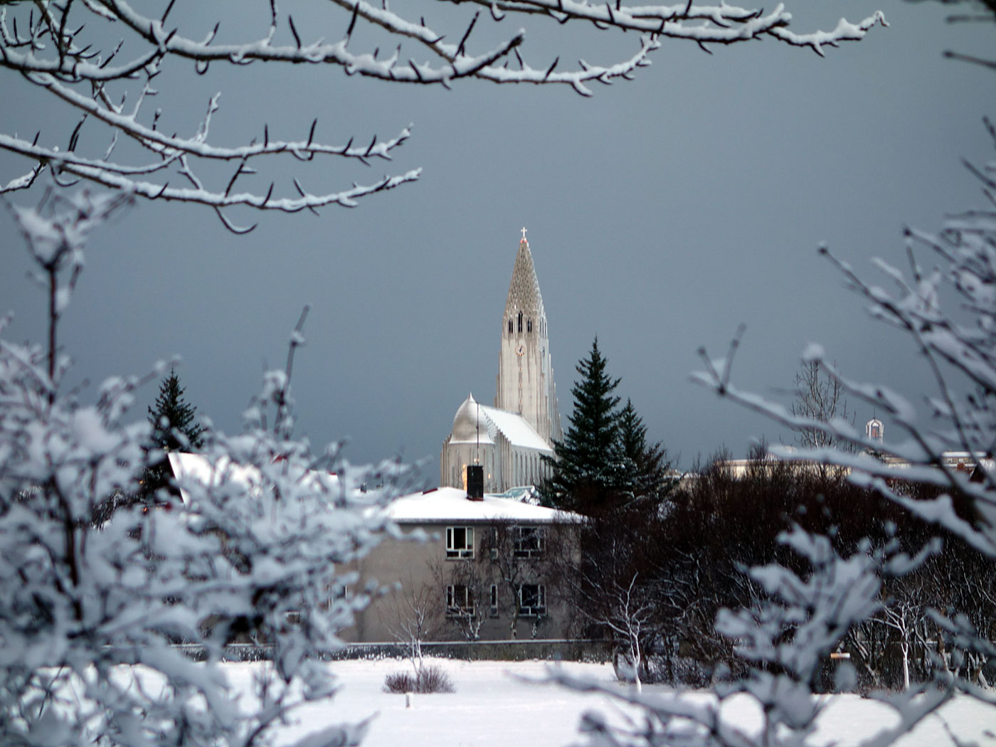Reykjavík. Klambratún in snow. - <a href='http://freecitytravel.com/klambratun-park-reykjavik.html' target='_blank' class='linksnormal'>Klambratún park</a> in <a href='http://en.wikipedia.org/wiki/Snow' target='_blank' class='linksnormal'>snow</a>. IV. (10 December 2013)
