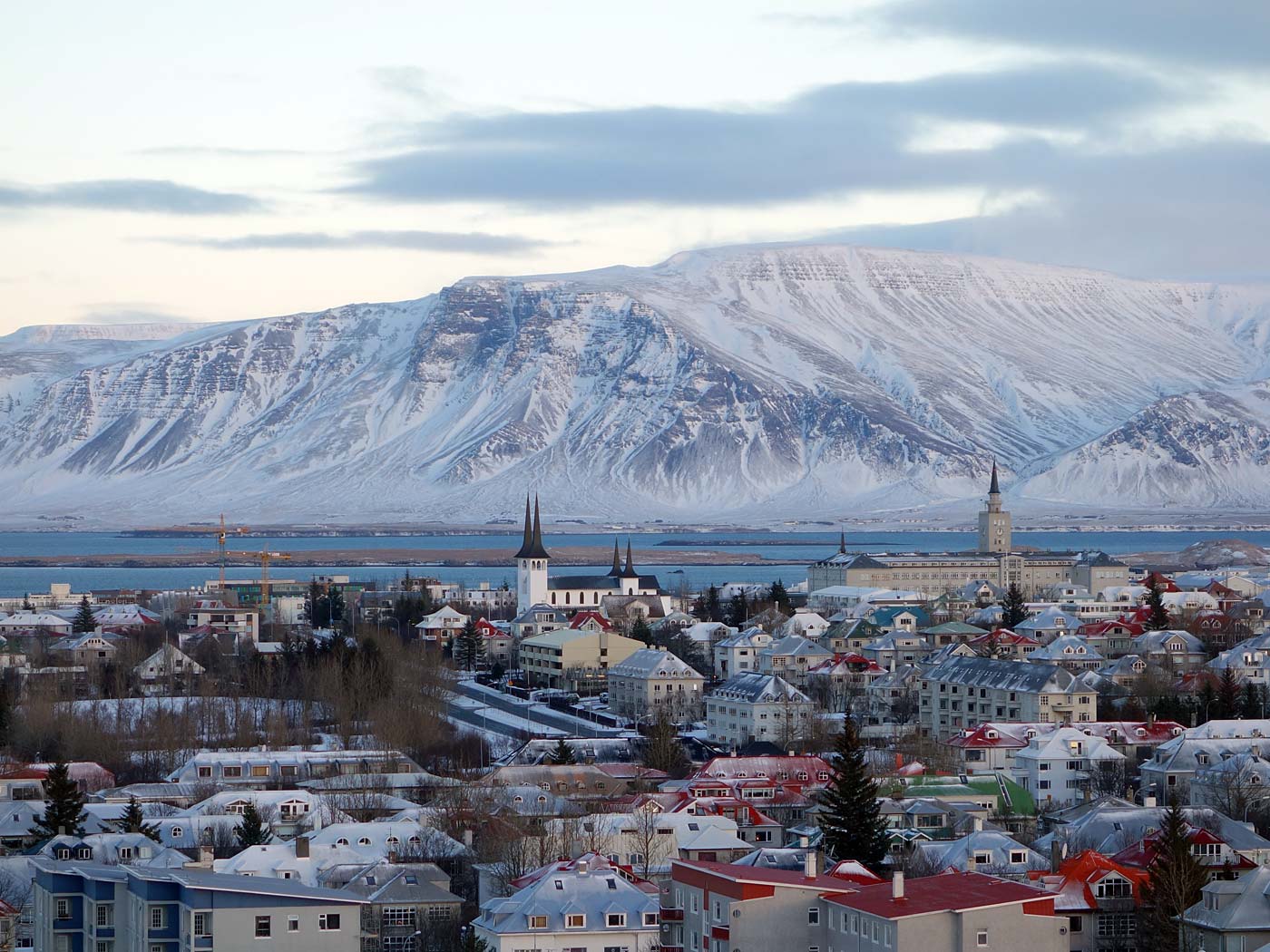 Reykjavík. Reykjavík, Perlan und Strand Nauthólsvík. - Reykjavík und Esja. (29.12.2013)