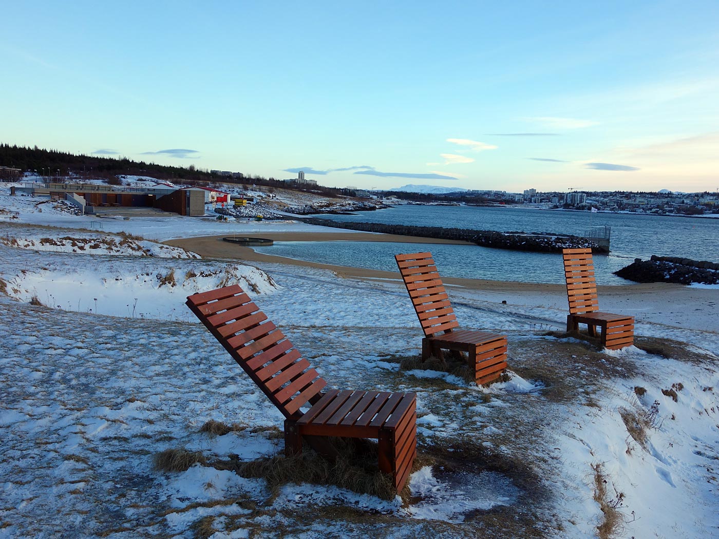 Reykjavík. Reykjavík, Perlan und Strand Nauthólsvík. - . (29.12.2013)