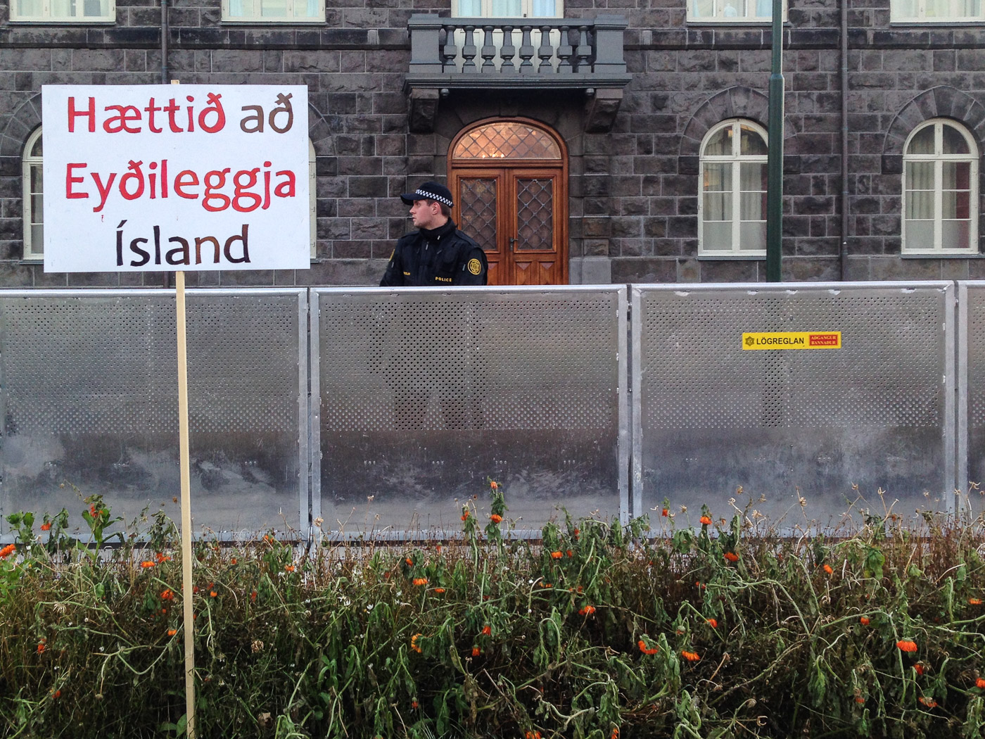 Reykjavík. Miscellaneous LXXXI. - Some minutes before the start of a demonstration in front of the Icelandic Parliament <a href='https://en.wikipedia.org/wiki/Althing' target='_blank' class='linksnormal'>Alþingi</a>. (2 till 30 November 2014)