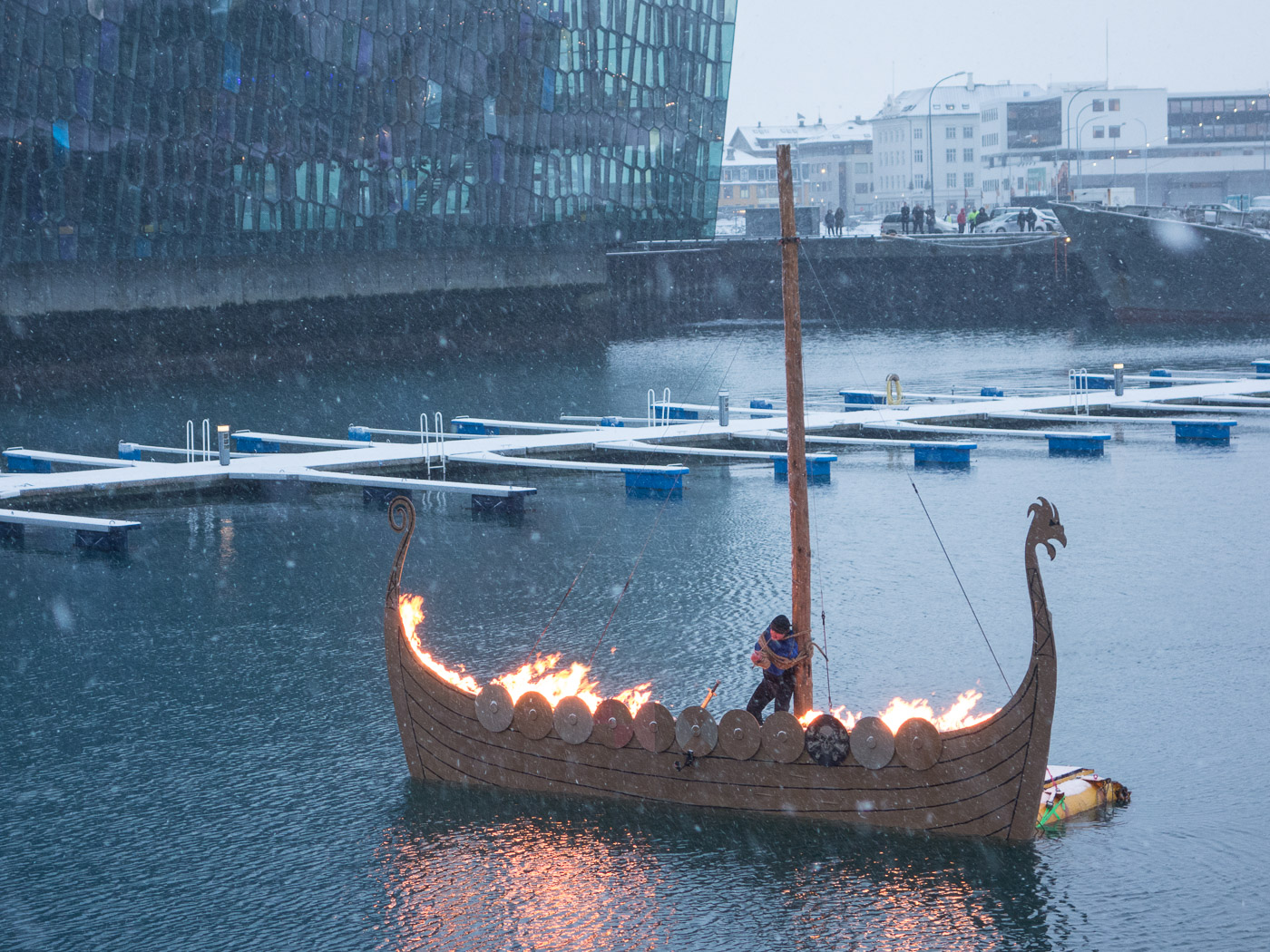Reykjavík. Fake stunt with Dean Gunnarson. - The "show" started. Two minutes ... and the boat (?) burns (?). Dean in 'danger' ;-). More info about this fake stunt <a href='https://www.facebook.com/photo.php?fbid=10152498538507382&set=a.10150240354367382.319829.39742377381' target='_blank' class='linksnormal'>here</a>. (6 January 2015)
